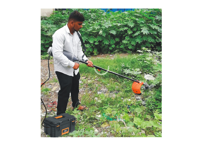 Rechargeable Battery Operated Bush Cutting Machine